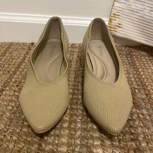 Vivaia tan pointy toe kitten heels, size 6